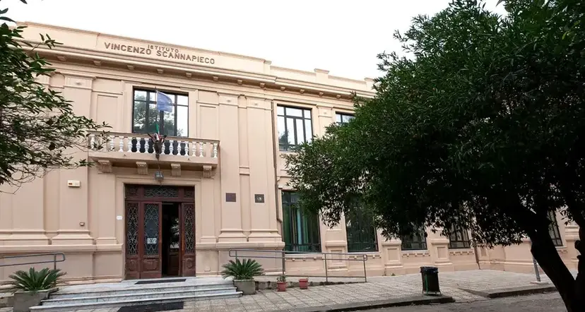 Vicenda Liceo \"Oliveti\" a Locri, gli insegnanti: «Si rischia di trasformare un'emergenza logistica in un deserto educativo»