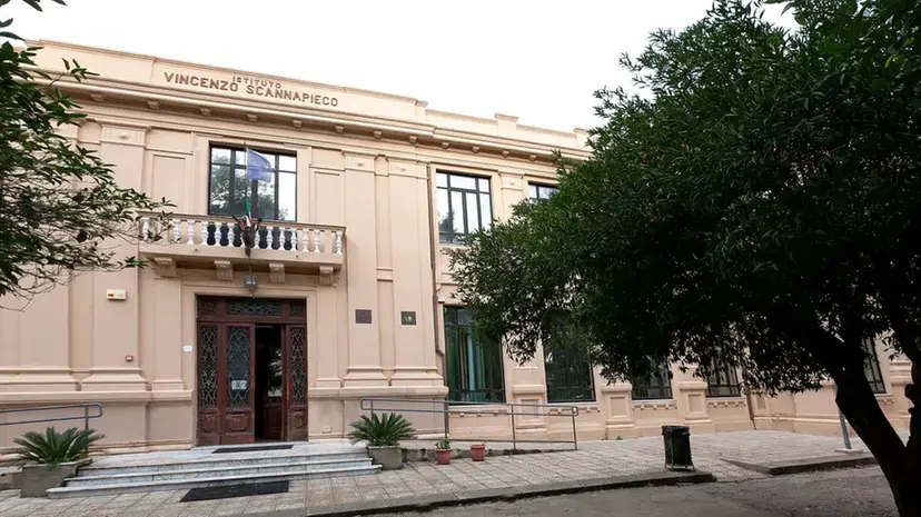 Vicenda Liceo \"Oliveti\" a Locri, gli insegnanti: «Si rischia di trasformare un'emergenza logistica in un deserto educativo»