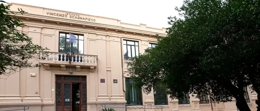 Vicenda Liceo \"Oliveti\" a Locri, gli insegnanti: «Si rischia di trasformare un'emergenza logistica in un deserto educativo»