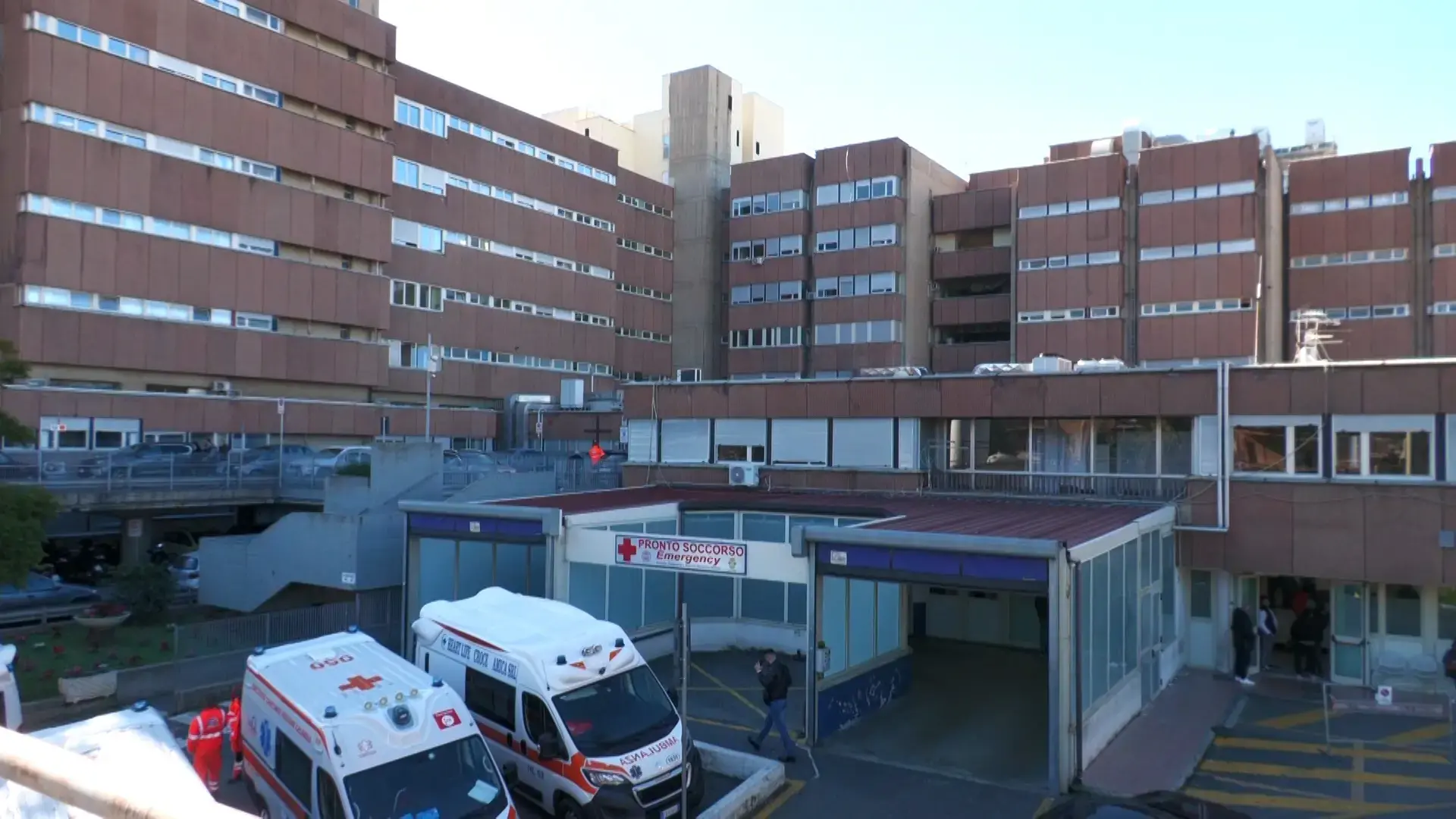 Un padre dona al figlio e una donna al fratello, al Gom di Reggio eseguiti due trapianti renali da donatore vivente\n