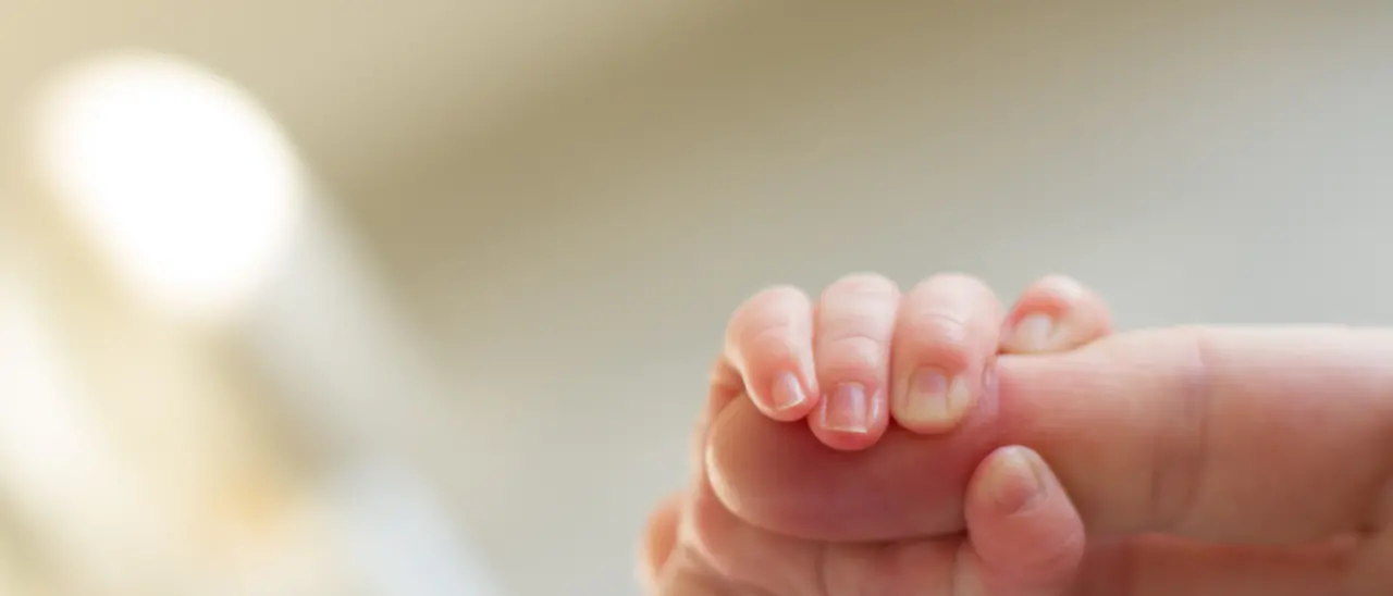 Nel Vibonese\u00A0non si fanno più figli: in 40 anni natalità dimezzata (-52%). Solo a\u00A0Jonadi trionfa l’amore (+43%), tutti i dati comune per comune\n