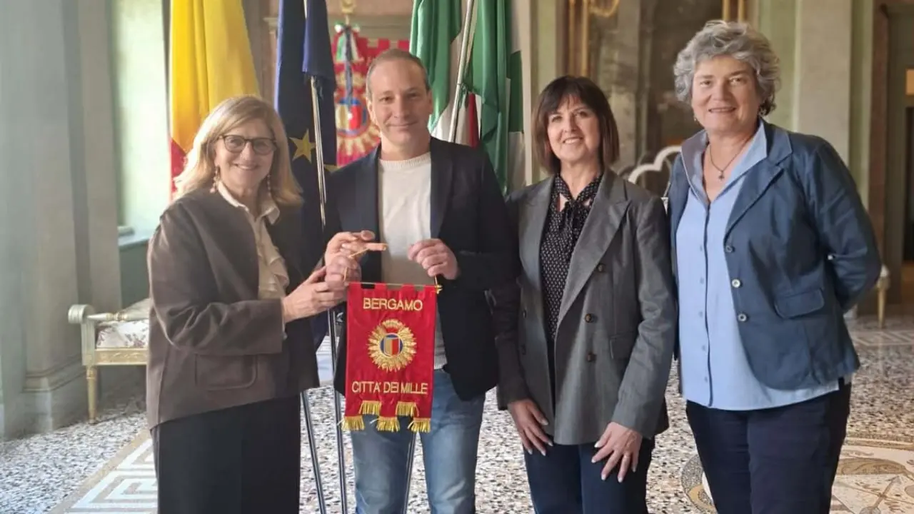 <p>Il prof Muzzupappa ricevuto da sindaco e assessore insieme alla dirigente scolastica</p>\\n