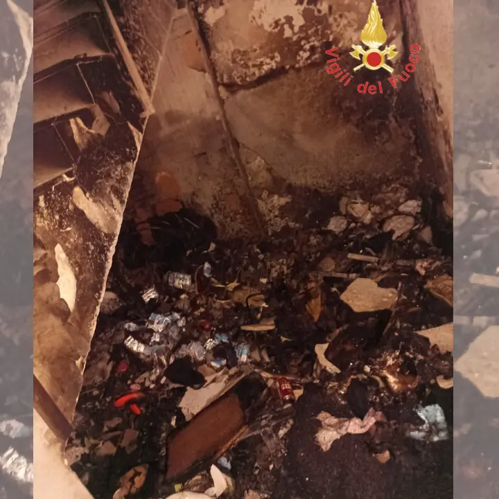 Incendio in un’abitazione a Lamezia Terme, donna bloccata sul balcone salvata dai vigili del fuoco