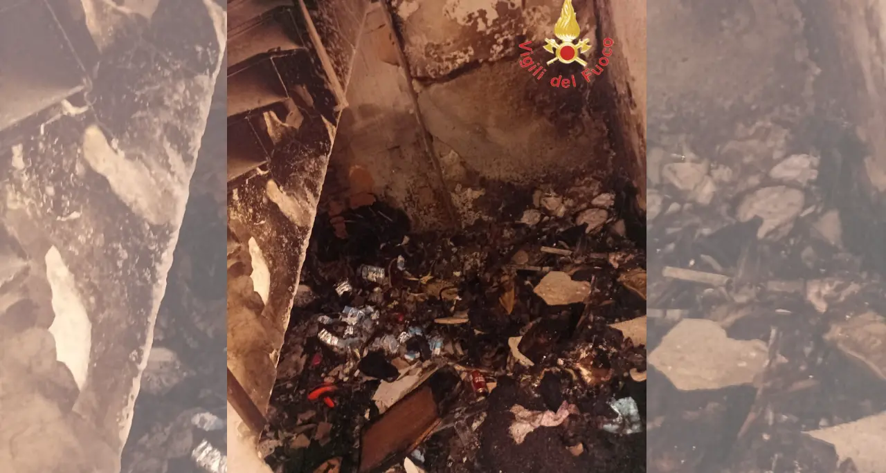 Incendio in un’abitazione a Lamezia Terme,\u00A0donna bloccata sul balcone salvata dai vigili del fuoco\n