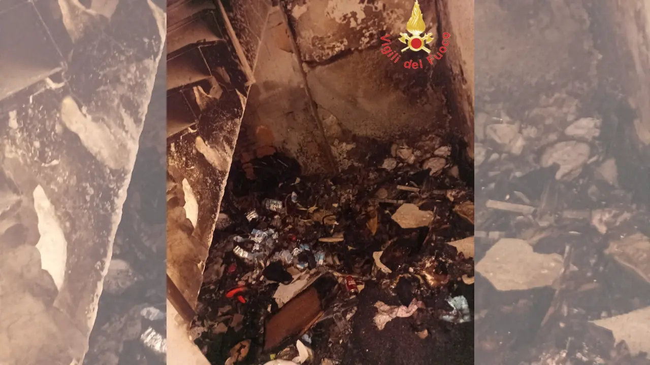 Incendio in un’abitazione a Lamezia Terme,\u00A0donna bloccata sul balcone salvata dai vigili del fuoco\n