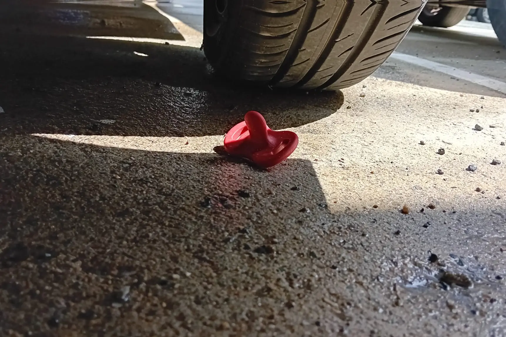 <p><span style=\"color:hsl(0,75%,60%);\">«I bambini non meritavano questo»</span>: lo sconcerto dei vicini dopo il gesto di una donna che si è gettata dal balcone con tre figli piccoli, due sono morti</p>