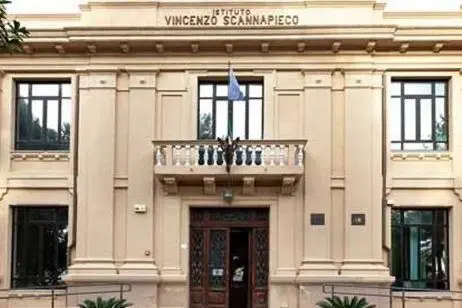 Locri classico chiuso a Locri, lezioni pomeridiane e autobus assenti: studenti nel caos\n