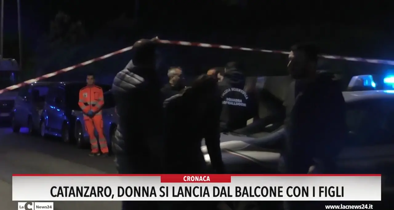 Catanzaro, donna si lancia dal balcone con i figli