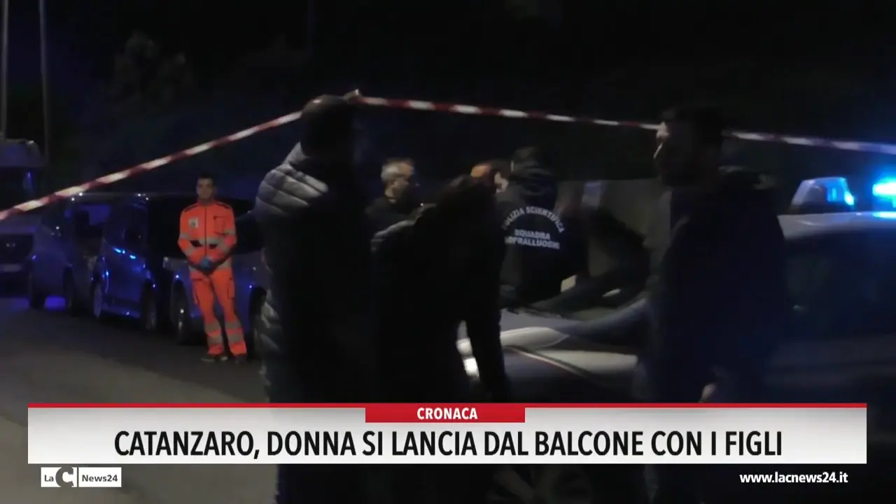 Catanzaro, donna si lancia dal balcone con i figli