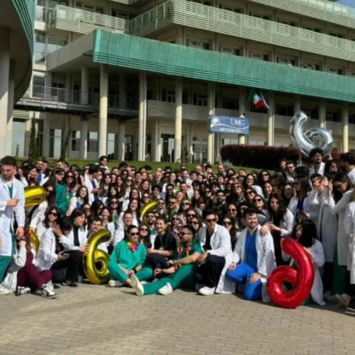 Dal reddito di merito ai festeggiamenti per i 300 laureati, in Calabria anche\u00A0gli studenti diventano oggetto di propaganda politica\n