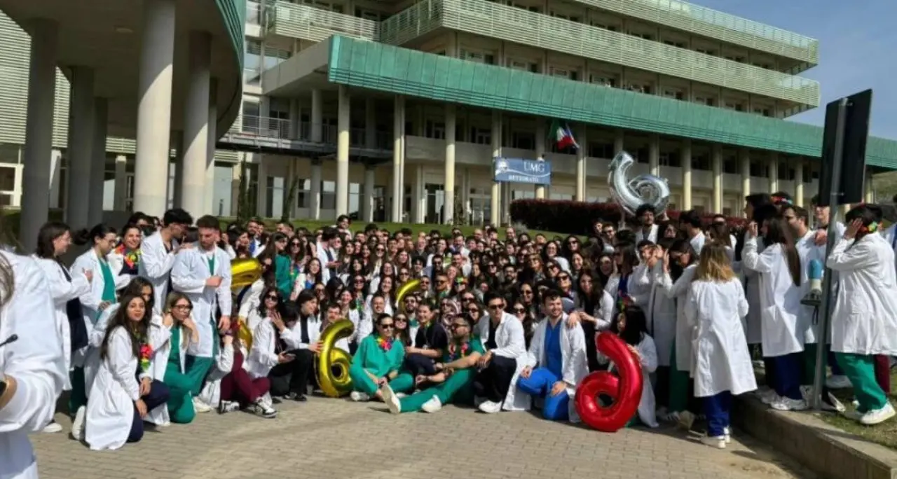 Dal reddito di merito ai festeggiamenti per i 300 laureati, in Calabria anche\u00A0gli studenti diventano oggetto di propaganda politica\n