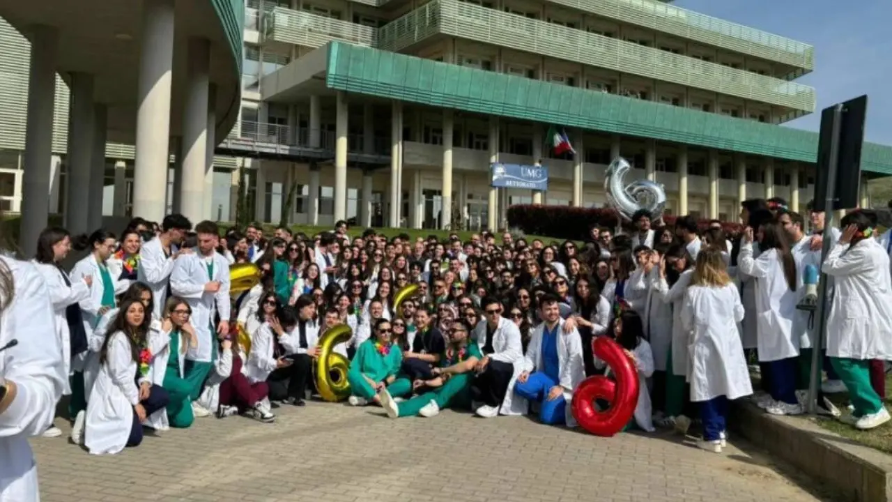 Dal reddito di merito ai festeggiamenti per i 300 laureati, in Calabria anche\u00A0gli studenti diventano oggetto di propaganda politica\n