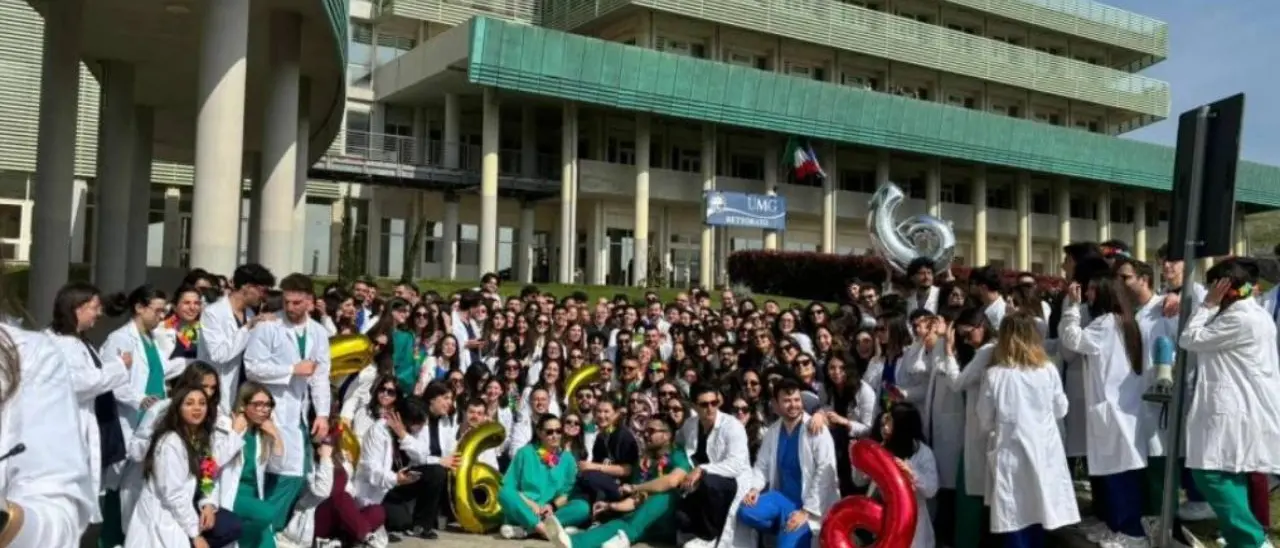 Dal reddito di merito ai festeggiamenti per i 300 laureati, in Calabria anche\u00A0gli studenti diventano oggetto di propaganda politica\n