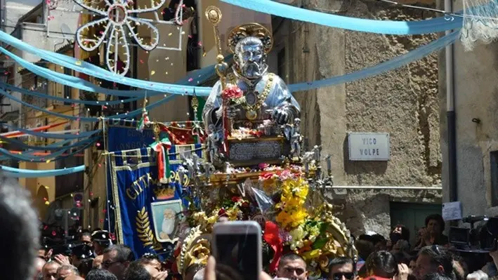 <p>La statua di San Francesco di Paola</p>\\n