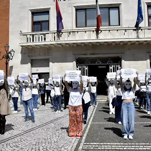 «Non siamo fantasmi, siamo lavoratori»: i lavoratori Konecta in piazza con una maschera bianca\n