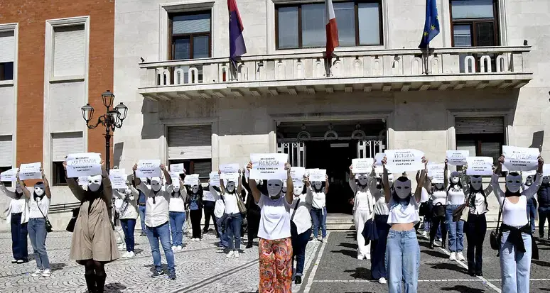 «Non siamo fantasmi, siamo lavoratori»: i lavoratori Konecta in piazza con una maschera bianca\n