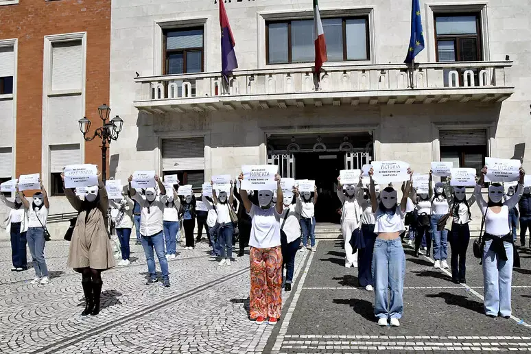 «Non siamo fantasmi, siamo lavoratori»: i lavoratori Konecta in piazza con una maschera bianca\n