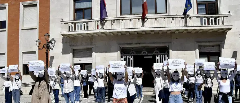«Non siamo fantasmi, siamo lavoratori»: i lavoratori Konecta in piazza con una maschera bianca\n