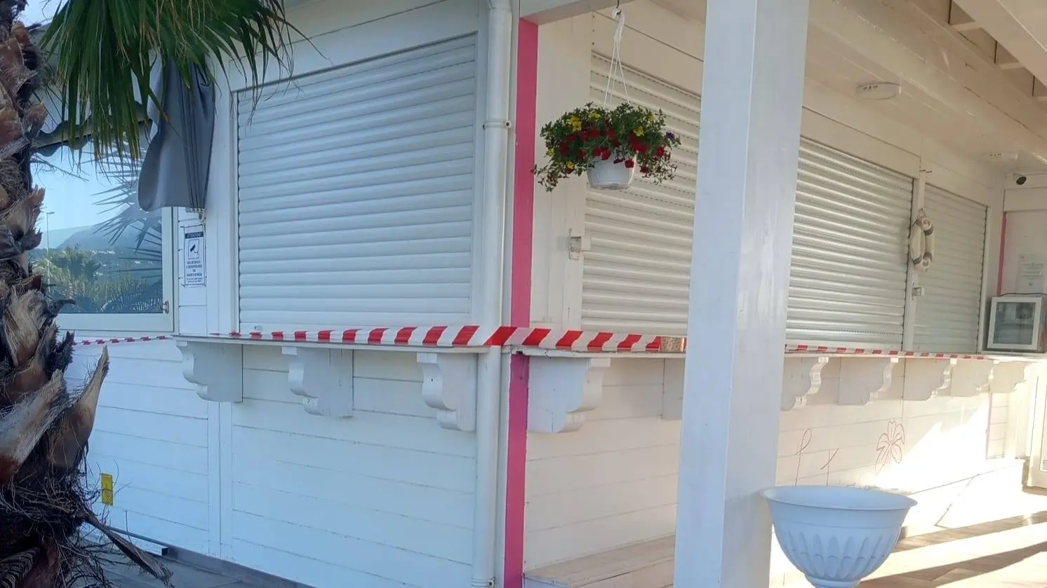 <p>I sigilli a uno dei lidi posti sotto sequestro</p>\\n