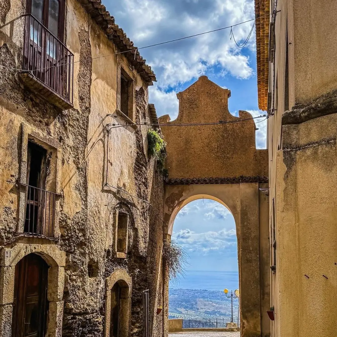 Dove il sole sfiora la pietra: un attimo sospeso a Gerace\n
