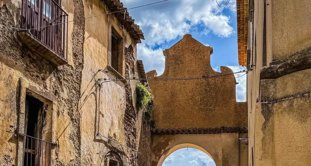 Dove il sole sfiora la pietra: un attimo sospeso a Gerace\n