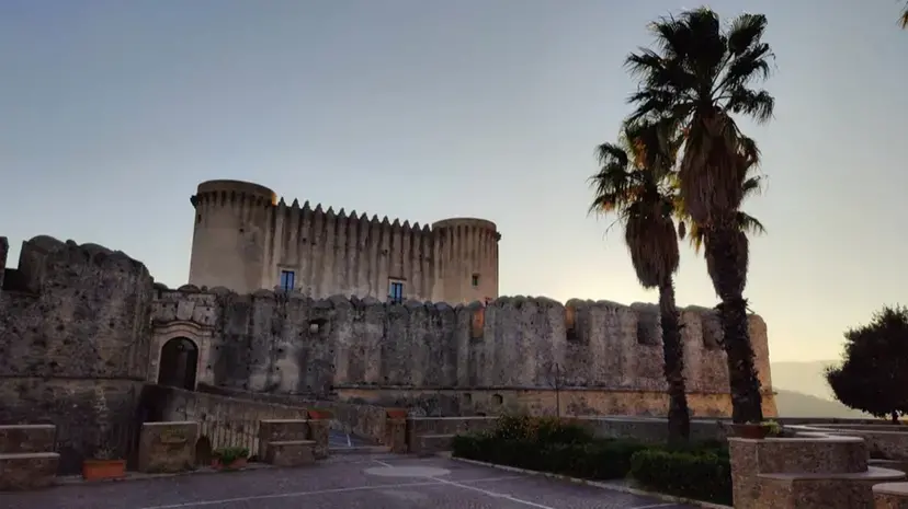 Mostre e workshop di scrittura e disegno fantasy approdano al castello di Santa Severina\n