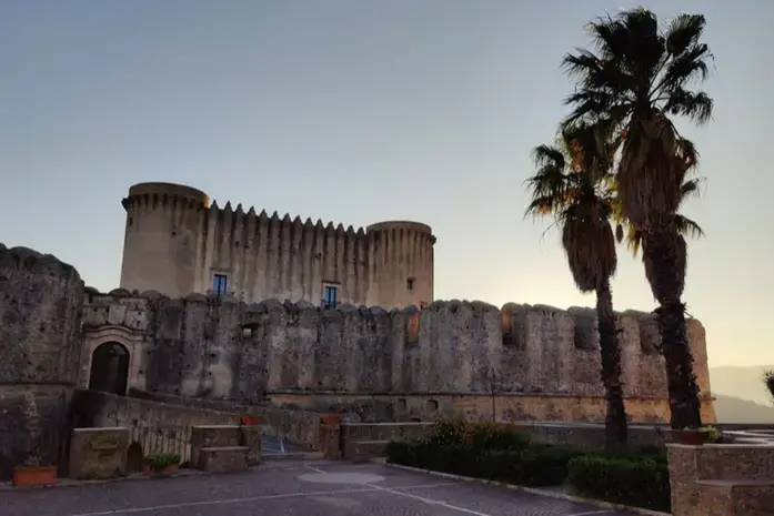 Mostre e workshop di scrittura e disegno fantasy approdano al castello di Santa Severina\n