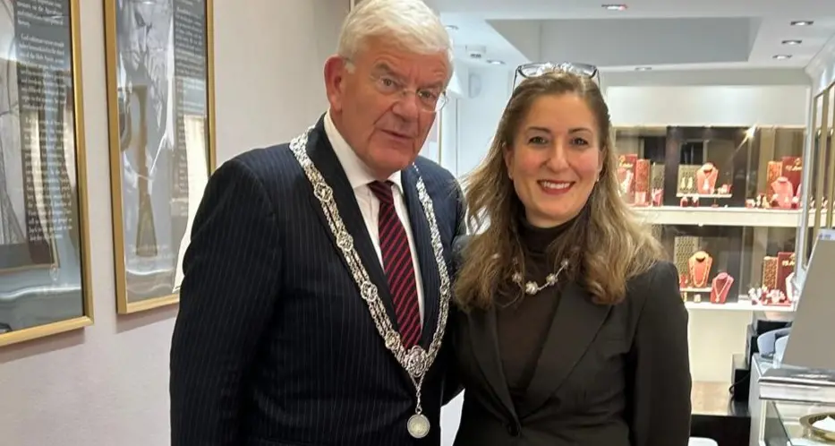 Un folder filatelico in dono alla regina d’Olanda, il ringraziamento all’oreficeria calabrese Spadafora\n