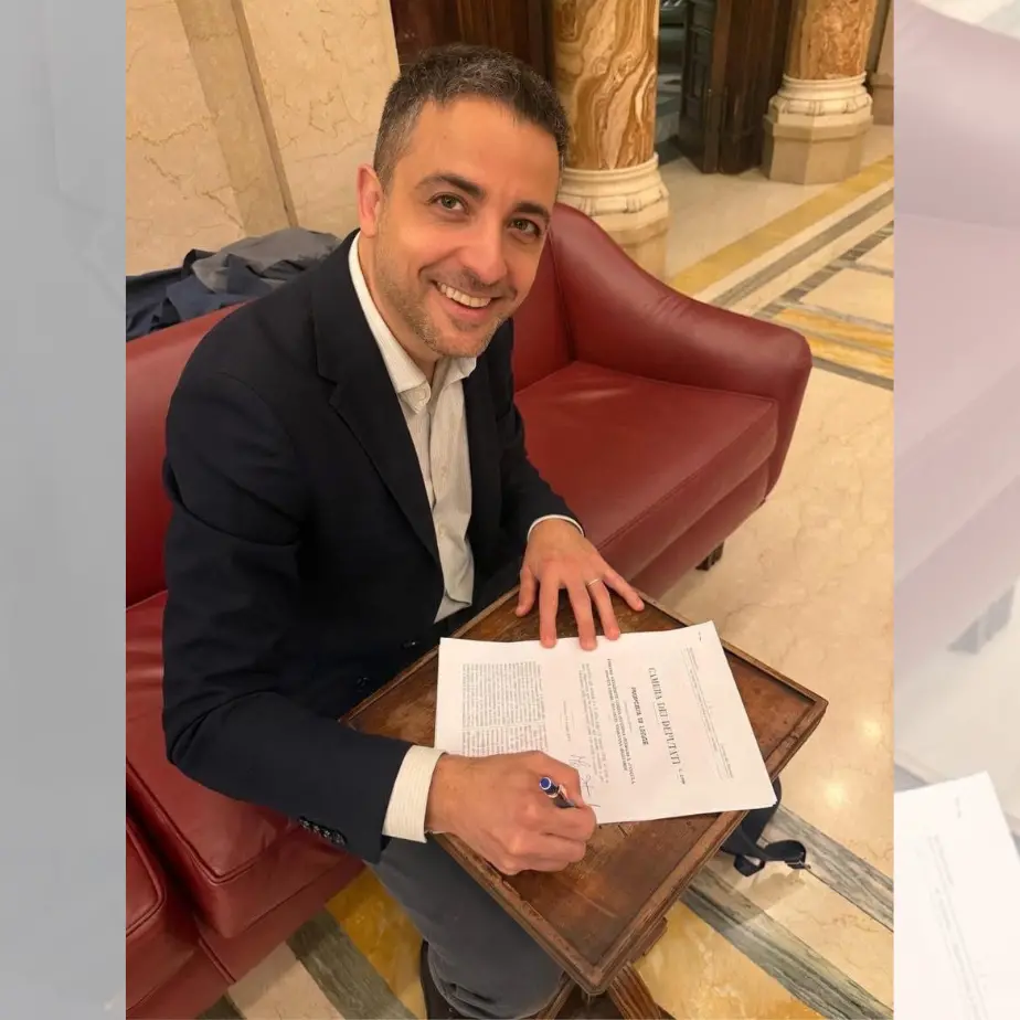 Sordità, il deputato Furfaro (di origini calabresi) sfida 70 anni di immobilismo e di diritti negati\n