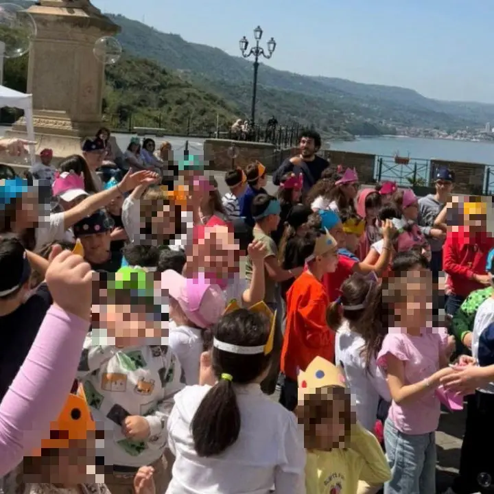 Festa di Primavera a Pizzo, bambini in piazza per il pianeta: «Educare al rispetto dell'ambiente fin dall'infanzia»\n