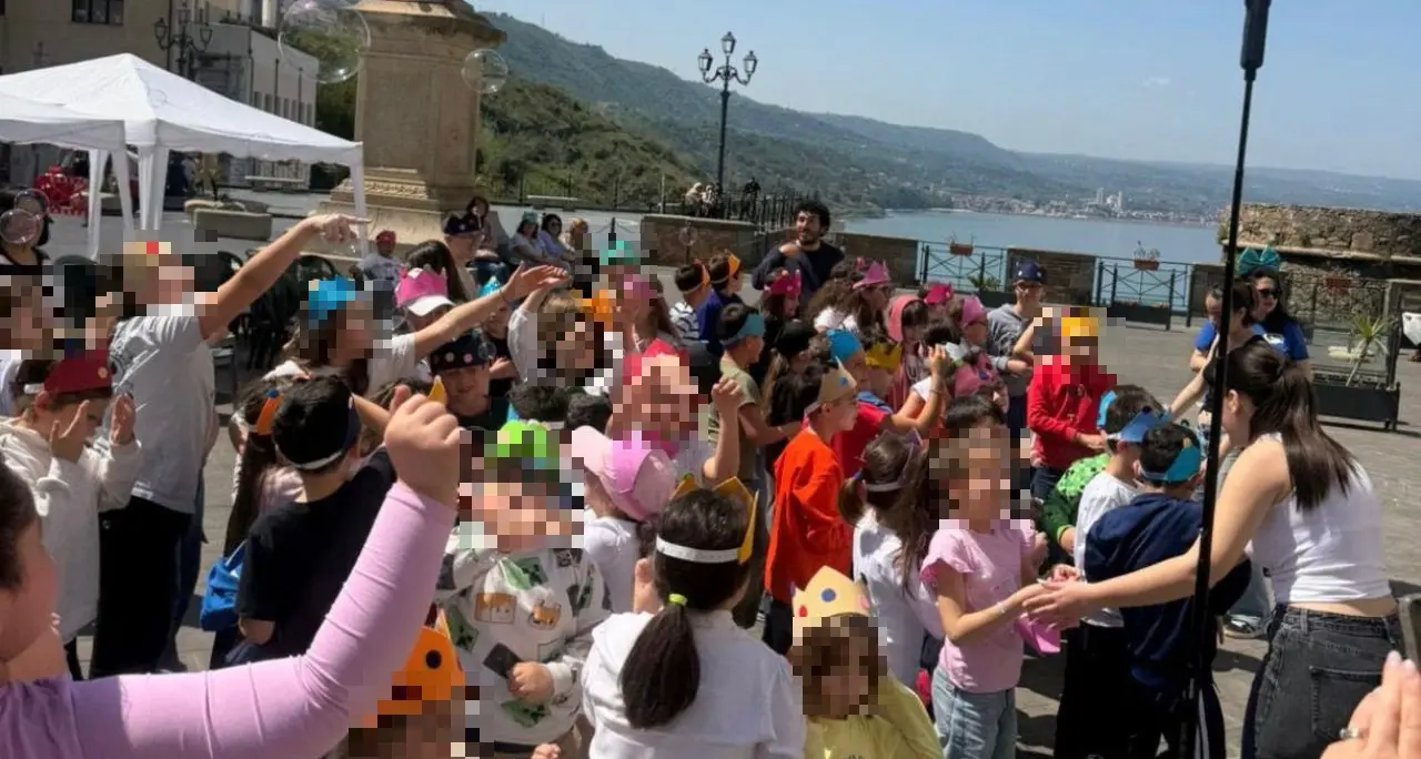 Festa di Primavera a Pizzo, bambini in piazza per il pianeta: «Educare al rispetto dell'ambiente fin dall'infanzia»\n