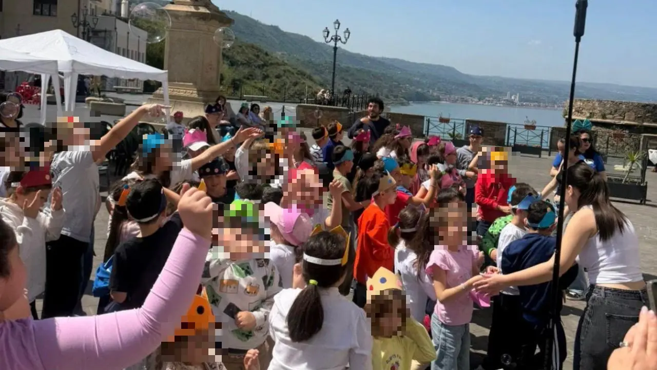 Festa di Primavera a Pizzo, bambini in piazza per il pianeta: «Educare al rispetto dell'ambiente fin dall'infanzia»\n