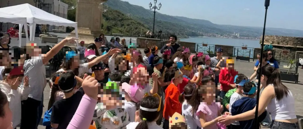 Festa di Primavera a Pizzo, bambini in piazza per il pianeta: «Educare al rispetto dell'ambiente fin dall'infanzia»\n
