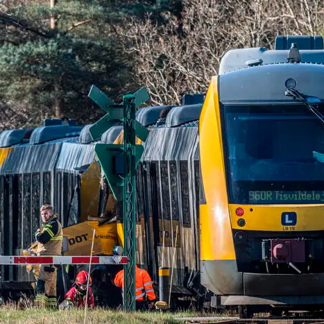 Scontro frontale tra due treni in Danimarca, diversi feriti tra i passeggeri\n