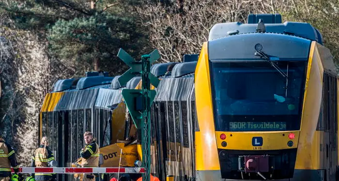 Scontro frontale tra due treni in Danimarca, diversi feriti tra i passeggeri\n