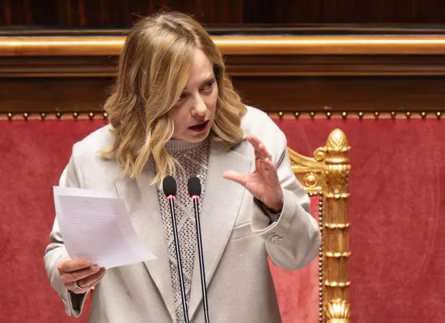 L’Italia “punita” da Bruxelles per il disavanzo, l’ira di Giorgia Meloni: «Colpa del Superbonus del Governo Conte»\n
