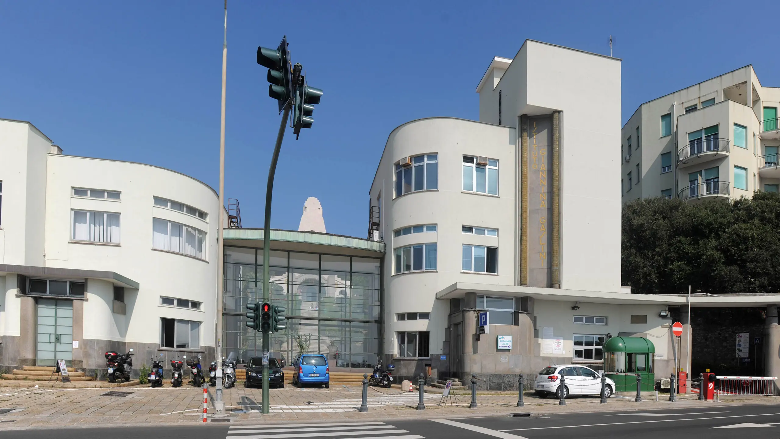 <p>L'ingresso del Gaslini di Genova</p>\\n