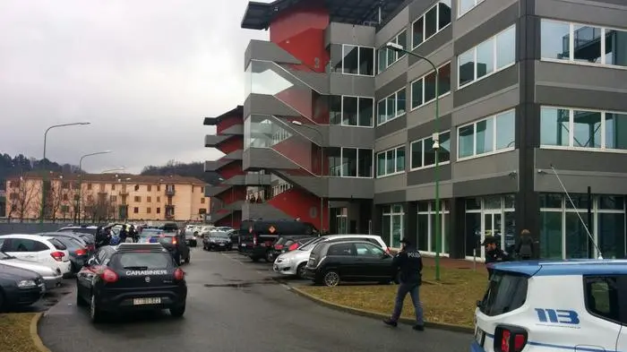 <p>Bomba contro la Procura di Ivrea, spunta la <span style=\"color:hsl(0, 75%, 60%);\">pista della 'ndrangheta</span> dopo le inchieste su clan e politica</p>