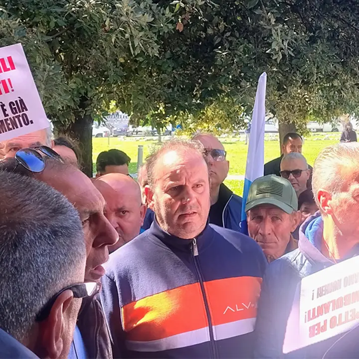 Rende, la nuova area mercatale non va bene agli ambulanti: «Ci sentiamo in gabbia» | VIDEO\n