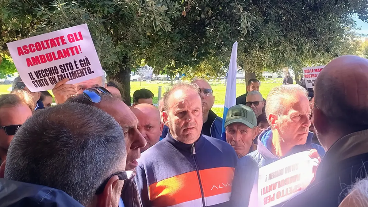 Rende, la nuova area mercatale non va bene agli ambulanti: «Ci sentiamo in gabbia» | VIDEO\n