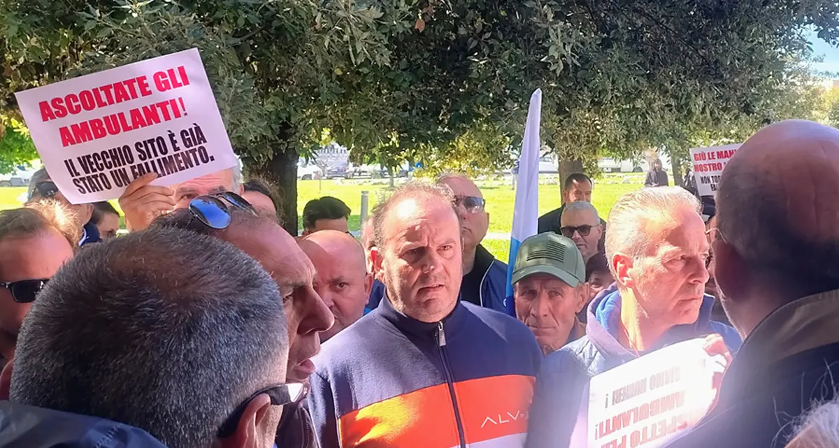 Rende, la nuova area mercatale non va bene agli ambulanti: «Ci sentiamo in gabbia» | VIDEO\n