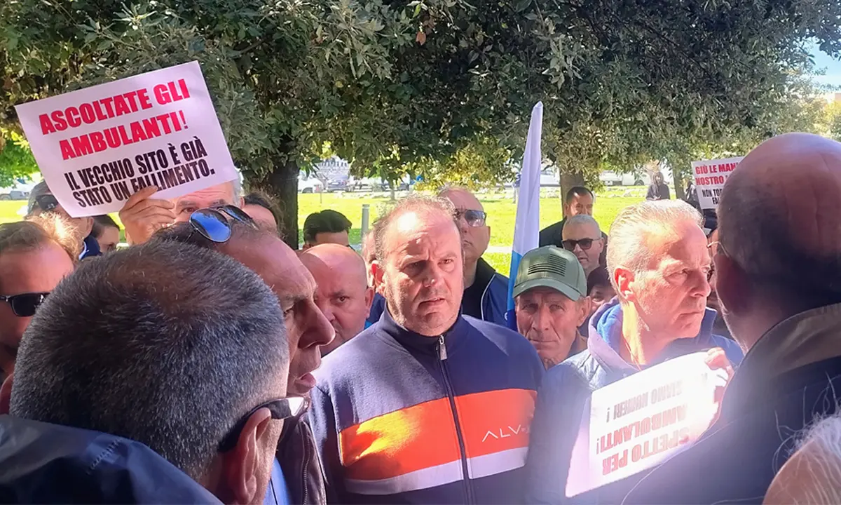Rende, la nuova area mercatale non va bene agli ambulanti: «Ci sentiamo in gabbia» | VIDEO\n