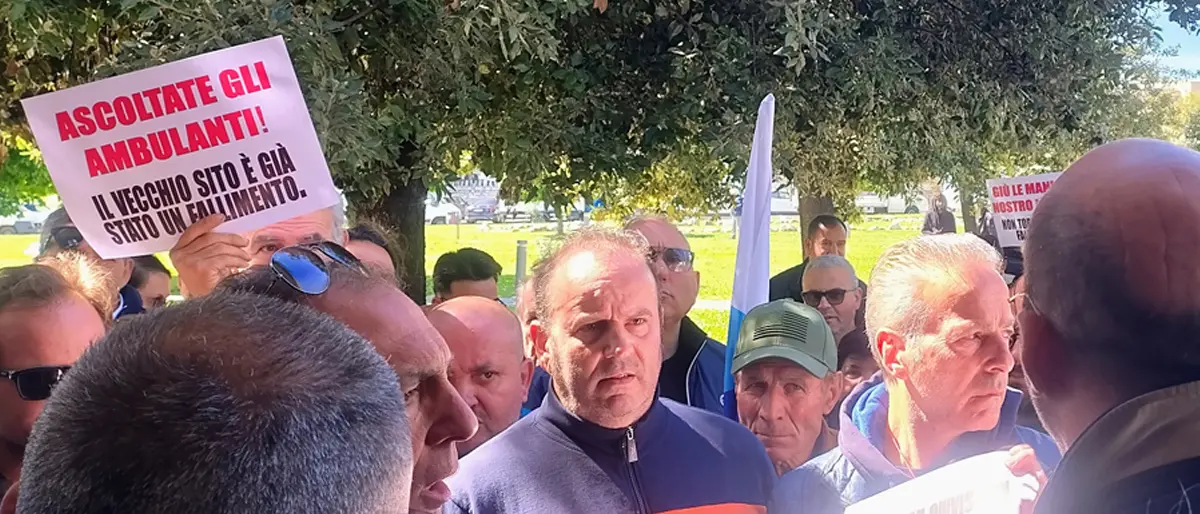 Rende, la nuova area mercatale non va bene agli ambulanti: «Ci sentiamo in gabbia» | VIDEO\n