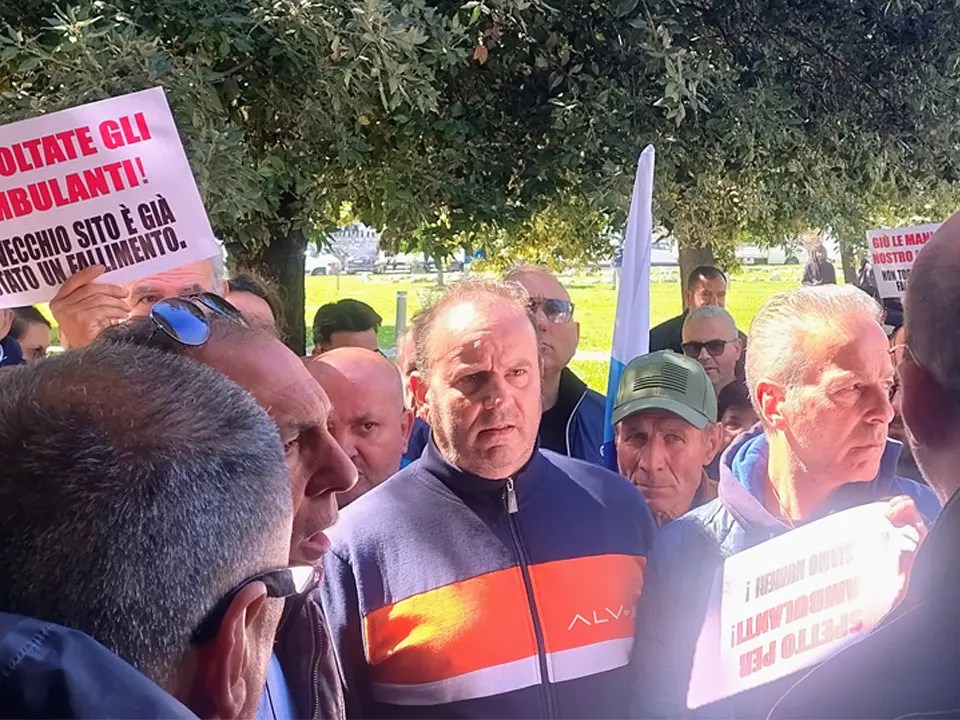 Rende, la nuova area mercatale non va bene agli ambulanti: «Ci sentiamo in gabbia» | VIDEO