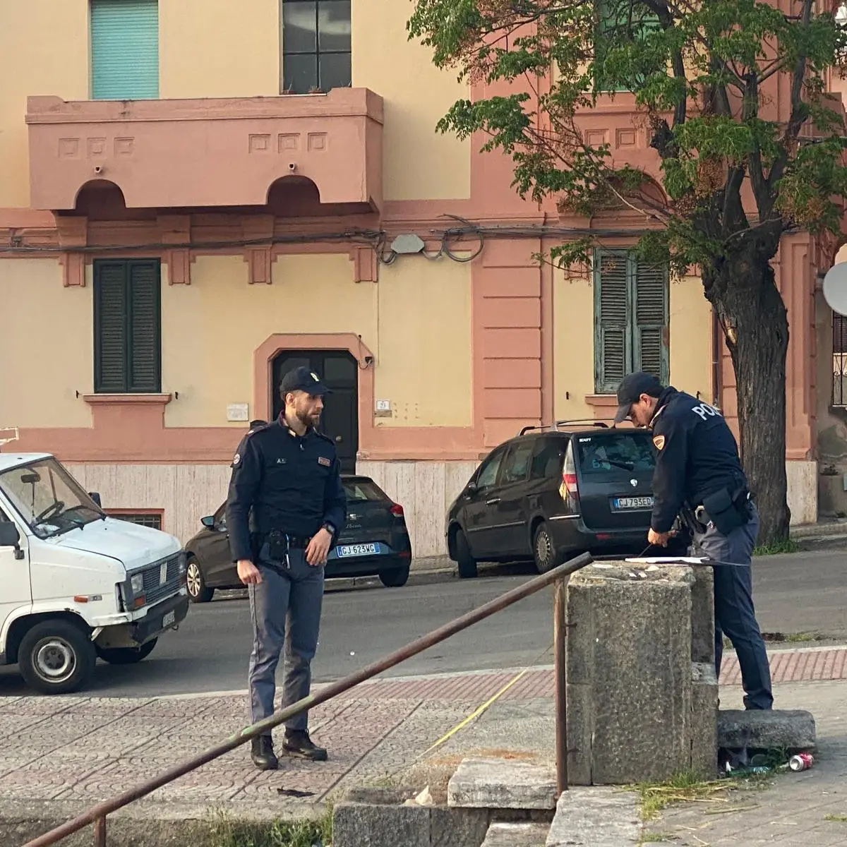 Attività mercatale sul marciapiede a Piazza del Popolo,\u00A0Azzarà:\u00A0«Il rischio di cadute nel vuoto è concreto»\n
