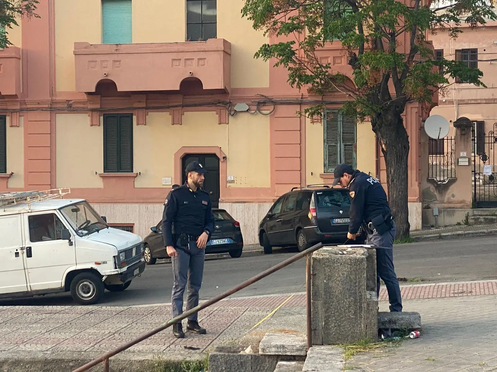 Attività mercatale sul marciapiede a Piazza del Popolo,\u00A0Azzarà:\u00A0«Il rischio di cadute nel vuoto è concreto»\n