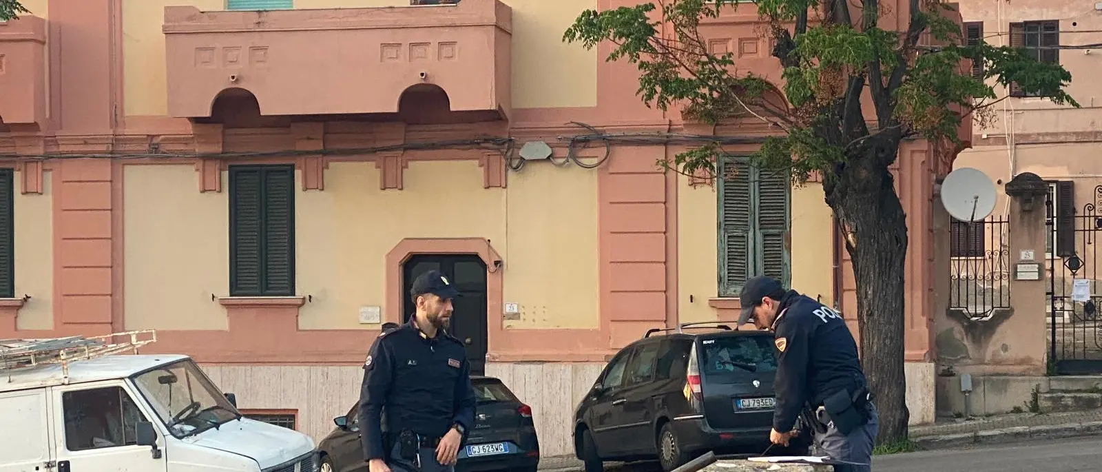 Attività mercatale sul marciapiede a Piazza del Popolo,\u00A0Azzarà:\u00A0«Il rischio di cadute nel vuoto è concreto»\n