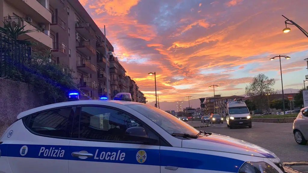 Reggio, controlli serrati della Polizia Locale: otto denunce tra abusivismo, furti e violazioni edilizie\n