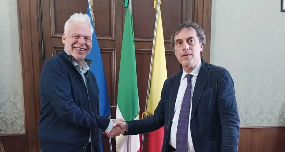 Catanzaro Città della Pace 2026: firmata intesa tra il Comune e l'Associazione A-Peace per un programma mirato a coinvolgere scuole e territorio già sperimentato a Salerno\n