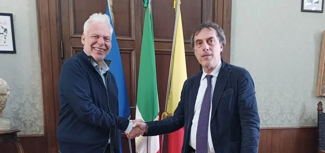 Catanzaro Città della Pace 2026: firmata intesa tra il Comune e l'Associazione A-Peace per un programma mirato a coinvolgere scuole e territorio già sperimentato a Salerno\n